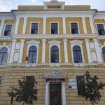 O bucată de tavan a căzut peste o profesoară, la un liceu recent renovat din Arad