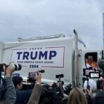 Trump a defilat într-un camion de gunoi, ca replică la ultima gafă a lui Biden (Video)