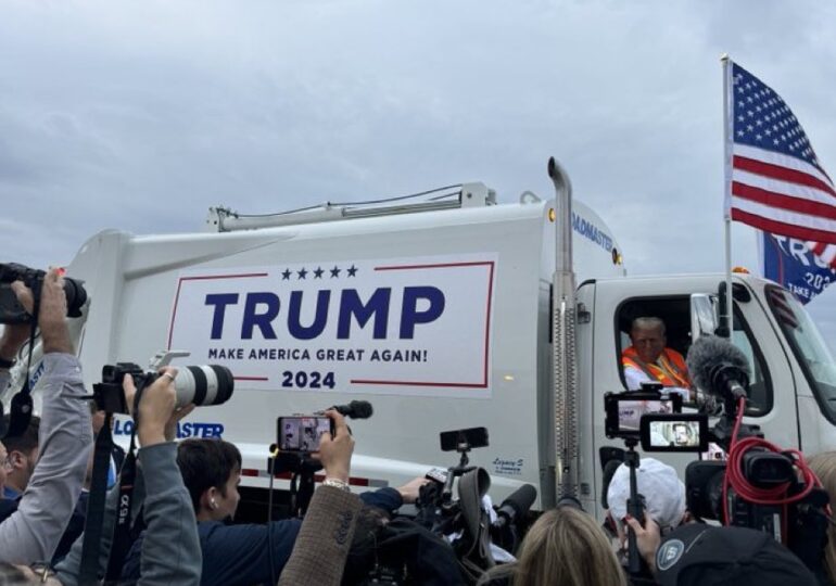 Trump a defilat într-un camion de gunoi, ca replică la ultima gafă a lui Biden (Video)