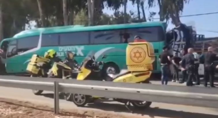 Israel: Un camion a intrat în plin într-o stație de autobuz. Zeci de răniți, șoferul a fost împușcat (Video) <span style="color:#990000;">UPDATE</span>