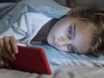 Nu lumina albastră de la telefon este problema. Ce ne distruge, de fapt, somnul