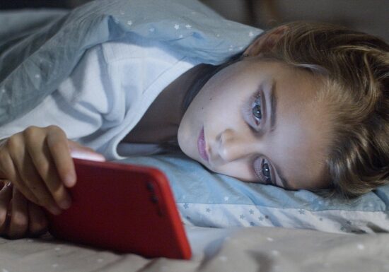 Nu lumina albastră de la telefon este problema. Ce ne distruge, de fapt, somnul