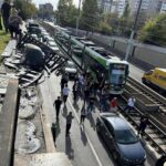 O mașină a zburat prin parapet și a căzut la intrarea în Pasajul Lujerului din București. Linia 41 blocată (Video)