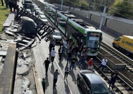 O mașină a zburat prin parapet și a căzut la intrarea în Pasajul Lujerului din București. Linia 41 blocată (Video)