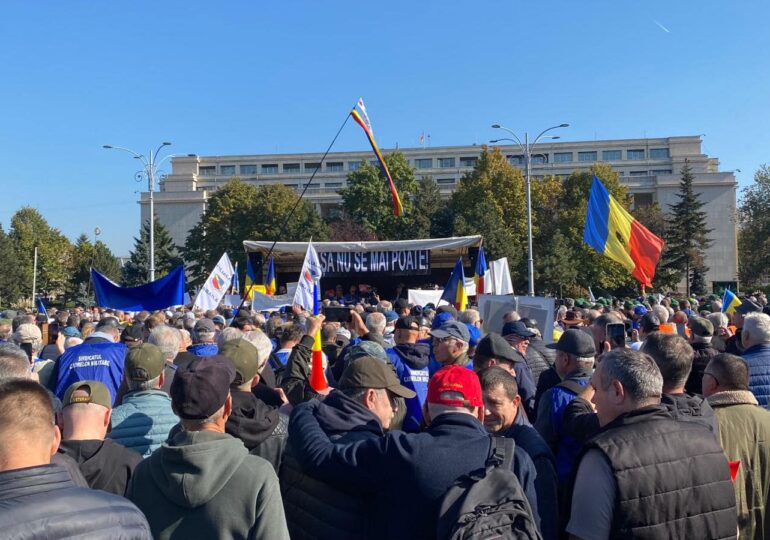 Câteva mii de persoane protestează la Guvern nemulțumite de recalcularea pensiilor (Foto)