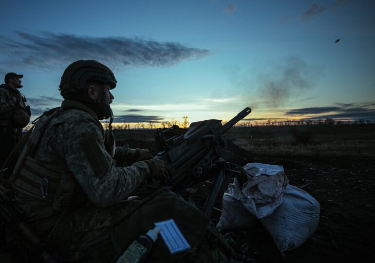 <span style="color:#990000;">Ziua 1083</span> Atacuri cu drone la Kiev și Sumî (Video). Ucraina lovește încă o rafinărie, rușii se strâng la Ceasiv Iar. Trump răspunde despre conversația cu Putin