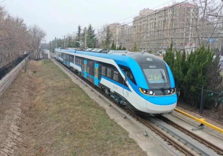 Primul tren electric chinezesc de mare viteză care va circula prin România a fost surprins în gara Predeal