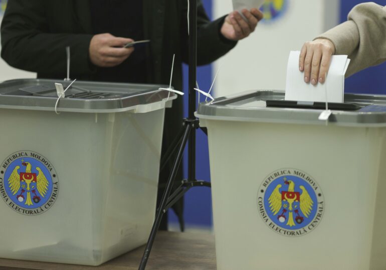 Alegeri și referendum în R. Moldova: Cozi artificiale la secțiile de vot din Moscova. Prezența la vot, în creștere <span style="color:#990000;">LIVE</span>