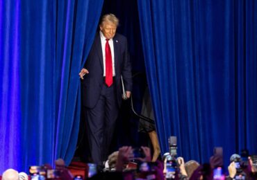 Trump promite câte 90 de dolari pentru peste 20 de milioane de vârstnici, cu o lună înainte de alegeri