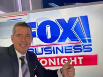 Secretarul american al Transporturilor face apel la bun simț: Nu mai purtați pijamale sau papuci în avion