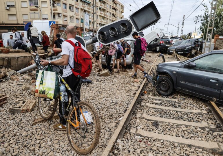 Imaginea zilei: Mii de voluntari ajută Valencia să își revină