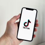 8 din 10 adolescenți care au TikTok îl accesează zilnic și au primit conținut politic în perioada alegerilor – sondaj World Vision România