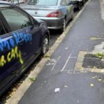 Zeci de mașini au fost vandalizate în Franța cu un slogan misterios. Primul suspect e Rusia (Foto)