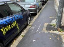 Zeci de mașini au fost vandalizate în Franța cu un slogan misterios. Primul suspect e Rusia (Foto)