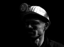 Peste 90 de mineri protestează de mai bine de 24 de ore în subteranul Minei Vulcan. Doi au ajuns la spital