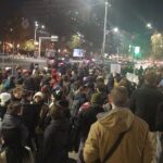 Protest în București, după prezidențiale: „Iubirea pentru țară nu e legionară”, ”Nu fascism, nu război, nu Georgescu-n turul doi” (Foto & Video)