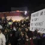 Protest în București, după prezidențiale: „Iubirea pentru țară nu e legionară”, ”Nu fascism, nu război, nu Georgescu-n turul doi” (Foto & Video)