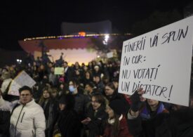 Protest în București, după prezidențiale: "Iubirea pentru țară nu e legionară", ”Nu fascism, nu război, nu Georgescu-n turul doi” (Foto & Video)