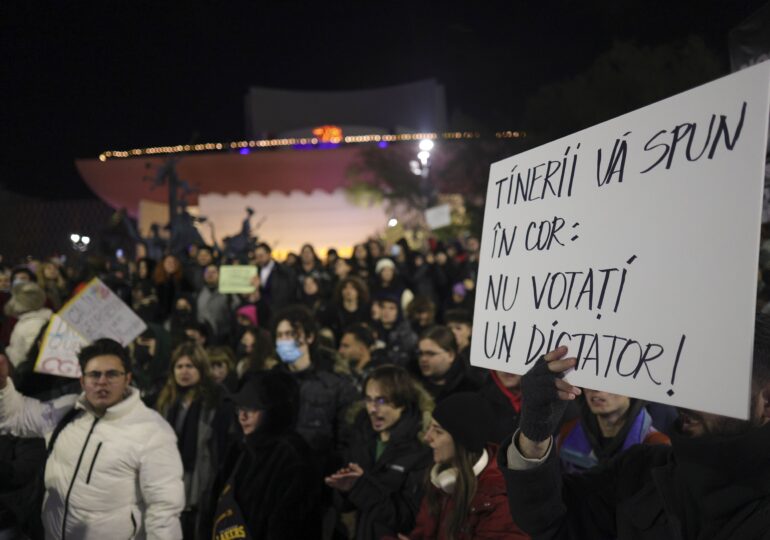 Protest în București, după prezidențiale: "Iubirea pentru țară nu e legionară", ”Nu fascism, nu război, nu Georgescu-n turul doi” (Foto & Video)