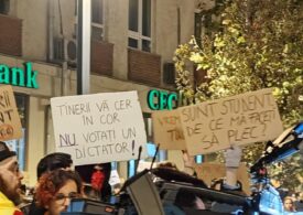 O nouă seară de proteste ale tinerilor din marile orașe. La București, ies în stradă și "patrioții" lui Georgescu (Foto&Video)