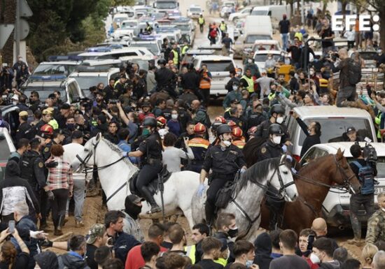 Cine ar fi organizat protestele violente în care regele Spaniei a fost atacat cu noroi