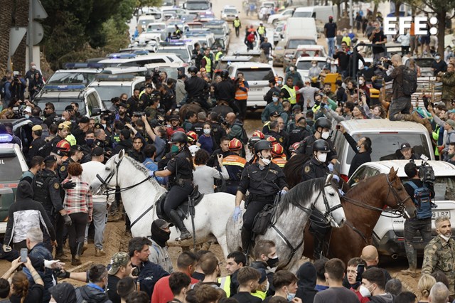 Cine ar fi organizat protestele violente în care regele Spaniei a fost atacat cu noroi