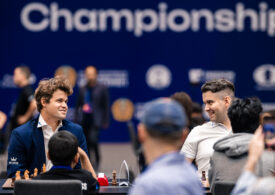 Marele șahist norvegian Magnus Carlsen a fost descalificat de la Campionatul Mondial de șah după o încălcare a codului vestimentar