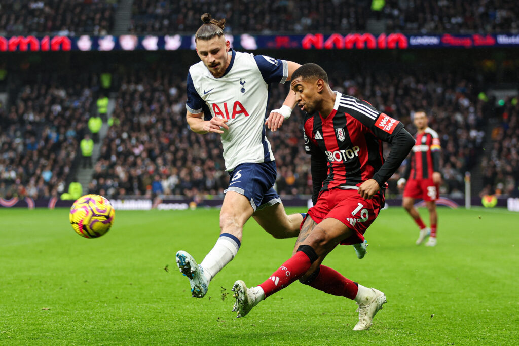 Cu Radu Drăgușin titular, Tottenham o încurcă acasă pe Manchester City