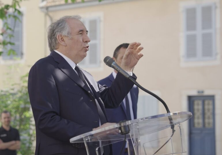 De la fermier la premier: cine este François Bayrou, noul prim-ministru francez?