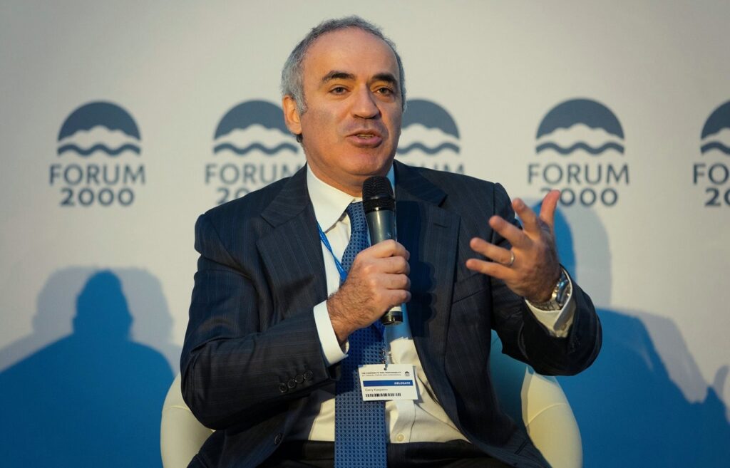 Garry Kasparov, mesaj pentru români: Dacă nu votezi, poți să ajungi ca în Rusia sau China (Video)