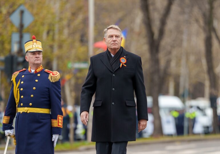 Le Figaro writes about "the pitiful end of Klaus Iohannis's reign," dubbed by critics as "a lazy king"