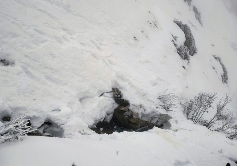 Ucraineanul căzut într-o răpă pe munte a fost salvat. Pisica aflată cu el l-a ținut în viață