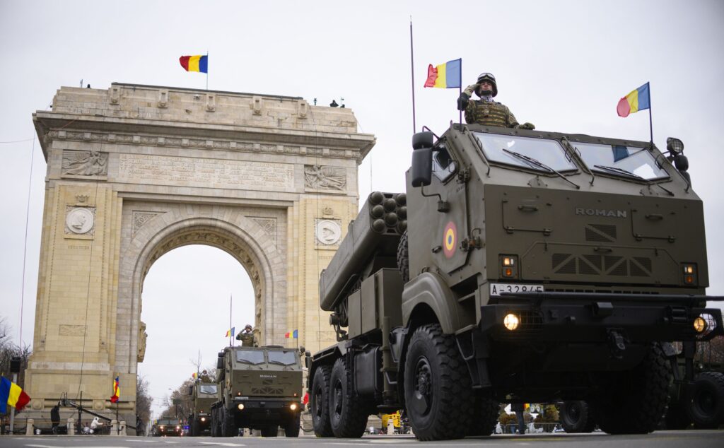 Parade, mulțimi și aglomerări suveraniste: 1 Decembrie la București și Alba Iulia