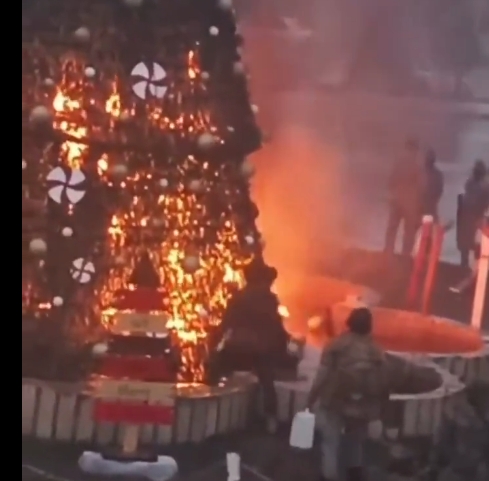 Siria: Sute de creștini protestează la Damasc după incendierea unui brad de Crăciun (Video)