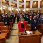 Prima ședință, primele incidente în noul Parlament: Șoșoacă a hărțuit o jurnalistă, șefa POT i-a repezit pe jurnaliști, deputații AUR au făcut „coregrafie” de protest (Foto & Video)