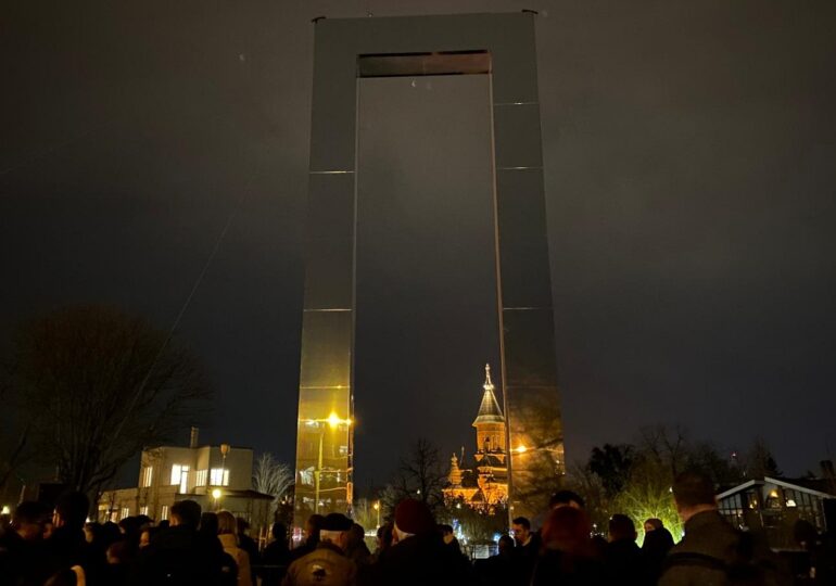 Portalul Libertății, care redă zgomotele Revoluției, inaugurat la Timișoara. În ianuarie va fi mutat la Londra (Video)