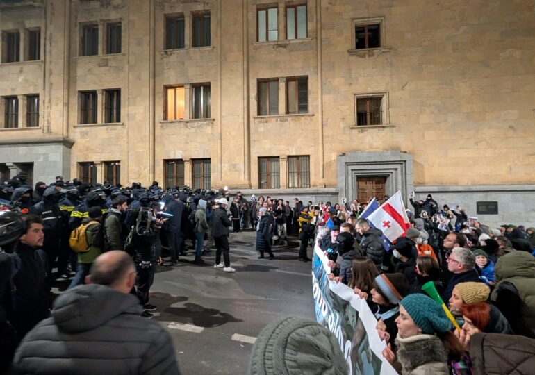 Georgia: Mii de manifestanți pro-UE se îndreaptă spre parlament