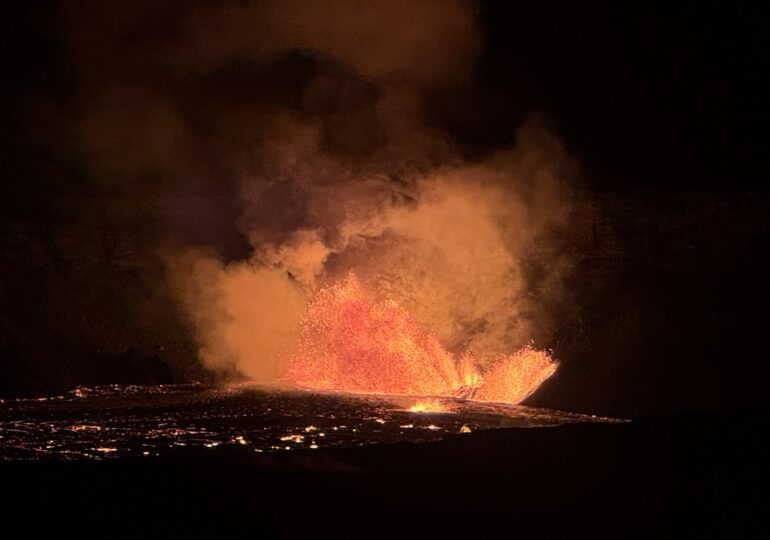 Unul dintre cei mai activi vulcani din lume a erupt din nou: Jeturile de lavă au ajuns la 80 de metri înălțime (Video)