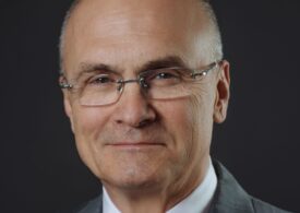 Trump desemnează un șef de fast-food ca ambasador în UE. Cine e Andrew Puzder și ce scheleți are în dulap