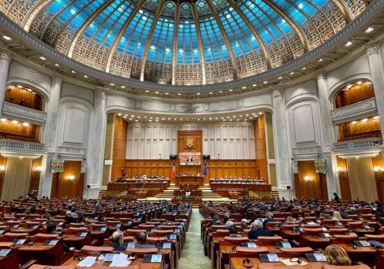 Camera Deputaților repară legea care risca să lase mii de consilieri fără mandate