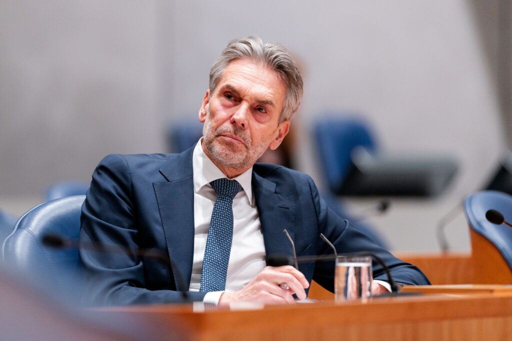 Ilie Bolojan și premierul olandez Dick Schoof vizitează trupele de la Câmpia Turzii