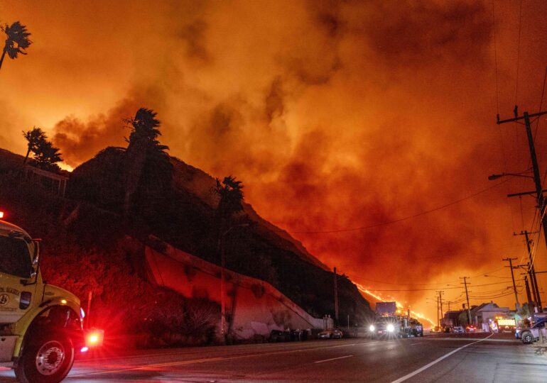 Bilanțul morților în incendiile din Los Angeles a ajuns la 10, iar focul se extinde: E ca și cum o bombă atomică ar fi fost aruncată (Foto & Video)