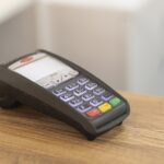Cum poți pierde bani printr-o simplă plată la POS. Înșelătoria care are loc în supermarket