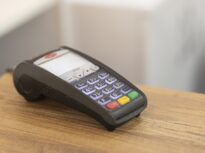 Cum poți pierde bani printr-o simplă plată la POS. Înșelătoria care are loc în supermarket