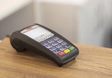 Cum poți pierde bani printr-o simplă plată la POS. Înșelătoria care are loc în supermarket