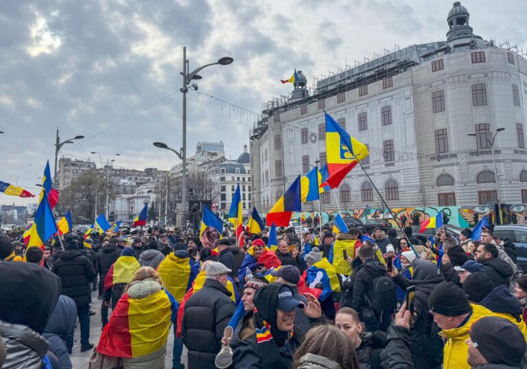 Protestul AUR: Zeci de mii de oameni au mărșăluit disciplinați de la guvern la Cotroceni și înapoi, cu George Simion în frunte