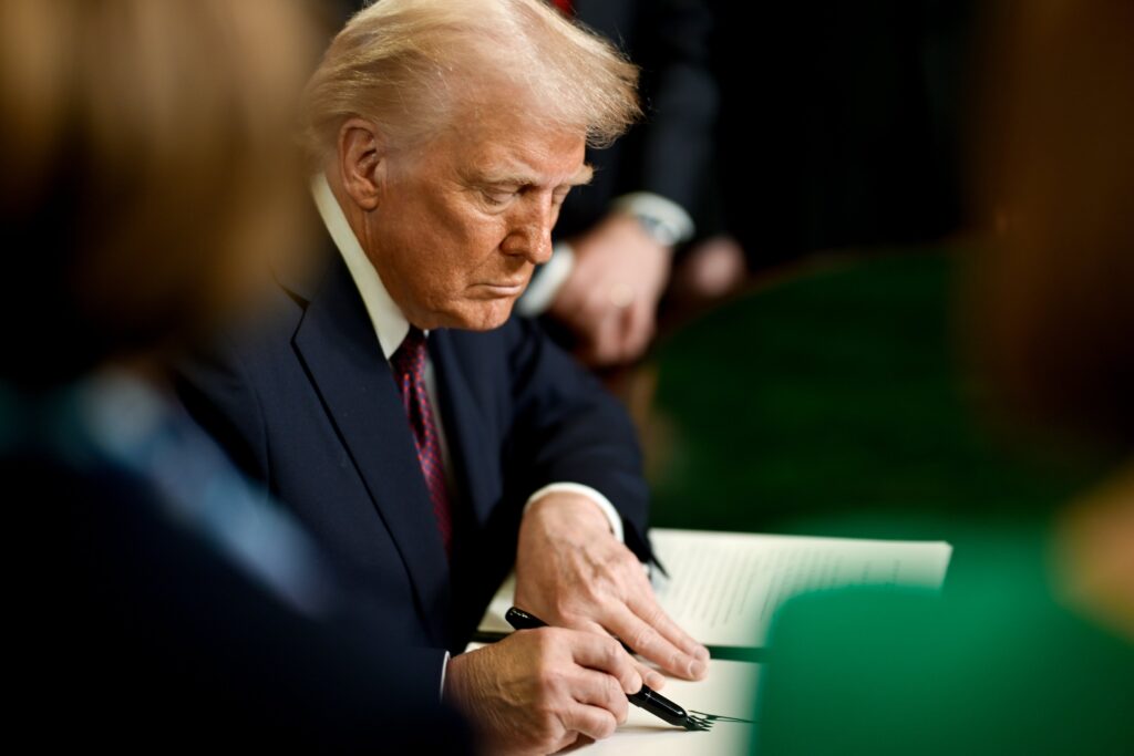 Trump semnează legea care blochează retragerea trupelor din Europa și acordă 800 de milioane de dolari armatei Ucrainei