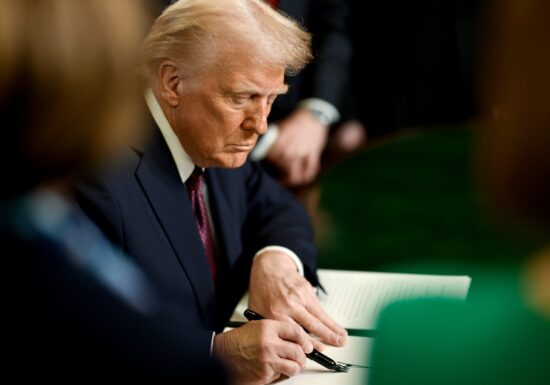 Trump semnează legea care blochează retragerea trupelor din Europa și acordă 800 de milioane de dolari armatei Ucrainei