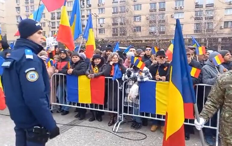 Reprezentanții PSD și PNL, huiduiți în Piața Unirii din Iași (Video)