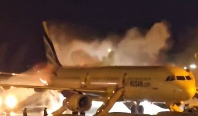 Coada unui avion Airbus a luat foc pe un aeroport din Coreea de Sud. 176 de persoane au fost evacuate (Video)